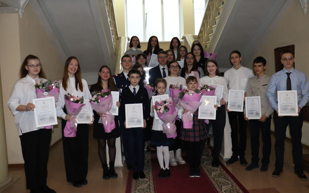 Юных шахтинцев наградили дипломами лауреатов годовой стипендии главы администрации