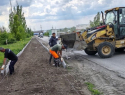 Продолжается строительство тротуара вдоль дороги по улице Доронина