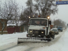 Шахтинские коммунальщики чистят от снега маршруты городского транспорта