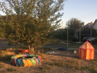 Детскую площадку устроили молодые мамы поселка Поповка в Шахтах 