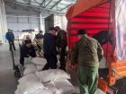 Казаки пришли на помощь в разгрузке фур, прибывших в региональный распредгумцентр в Шахтах