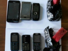Тринадцать телефонов пытались перебросить в шахтинскую колонию