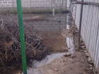 Пятилетняя проблема с водопроводом в Шахтах: дворы затоплены, жители вынуждены рыть канавы