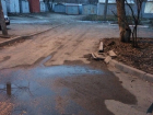 Неделю течет канализация в Шахтах
