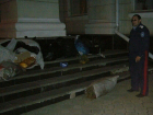Шахтинскую администрацию ночью завалили мусором