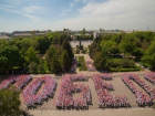 В Шахтах сотни студентов выстроили слова «Спасибо», «Победа» и «Шахты»