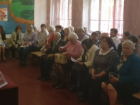 Старенькому ветерану не давали слова  во время встречи сити-менеджера с жителями поселка Петровка в Шахтах