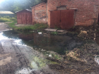 Взрывная смесь из канализации и питьевой воды течет по улице Разина в Шахтах