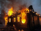 В Шахтах на улице Свердлова сгорел частный дом