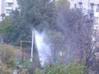 В поселке ХБК в Шахтах второй день бьет фонтан из лопнувшей трубы