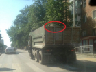 Разбрасывая во все стороны пыль, камни и мусор ездят по Шахтам грузовики