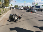 Мотоциклист без прав въехал в «Лэнд Ровер» и сбил пешехода в Шахтах