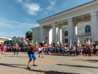  Танцуй, пока молодой: в Шахтах стартовали «Уроки в парках»