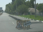 Новый асфальт вырезали кусками, а клумба сползла на дорогу на проспекте Чернокозова в Шахтах