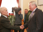 Губернатор приехал в Шахты, чтобы вручить награду ветерану