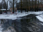 Дорогу к детскому саду в Шахтах заливает поток канализации