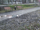 Шахтинец высмеял лавочки, установленные в грязи в посёлке Артём 