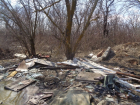 Неизвестный сваливает мусор с КАМАЗа: район 17 школы в Мирном пытаются превратить в свалку