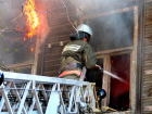 В Шахтах на Калинина загорелся барак: пожар потушили за 15 минут