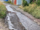 Чистая вода с сильным напором уже месяц течет по улице Войкова в Шахтах