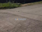 На улице Лозовая в Шахтах сделали асфальт, а затем частично сняли его, оставив ямы