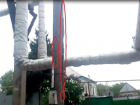 Аварийный бетонный столб угрожает рухнуть на газовую трубу в Шахтах 