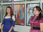 Юные шахтинские художницы представили на выставке свои работы