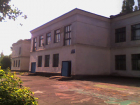 В Шахтах в здании школы постройки 85-летней давности отремонтировали входные группы