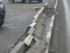 Повредили новые бордюры, устанавливая столбы на проспекте Чернокозова в Шахтах
