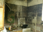 Среди дня вспыхнул огонь в 27-квартирном доме в Шахтах