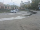 Сколько терпеть бездействие: по двору многоэтажки в Шахтах текут реки воды