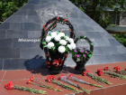 В День памяти погибших горняков горожане идут к мемориалу Шахтерской славы