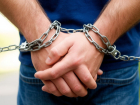 Задержали 40-летнего подозреваемого в хранении наркотиков в Шахтах