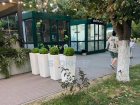Кафе «Барбадос» в Шахтах решили расширить свою территорию и перекрыли аллею в парке клумбами