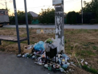 Автобусная остановка на Дачной в Шахтах утонула в мусоре