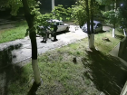 В Шахтах неизвестные сливают бензин из автомобилей во дворах