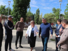 Замминистра ЖКХ Ростовской области проверил ход благоустройства Александровского парка 