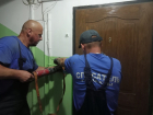 Шахтинские спасатели помогли пожилой женщине, упавшей в закрытой квартире и не сумевшей встать