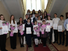 Юных шахтинцев наградили дипломами лауреатов годовой стипендии главы администрации