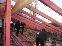В пострадавшем от пожара многоквартирном доме начался ремонт кровли 