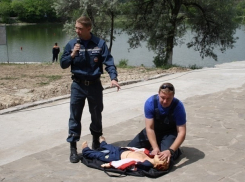 На пруду «20 лет РККА» в Шахтах рассказали о безопасности на воде и провели субботник