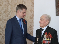  Глава администрации города Андрей Ковалев поздравил шахтинцев-ветеранов, приехав к ним в гости