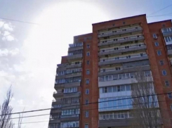 22-летний парень выпал из окна и разбился на смерть на ХБК в Шахтах