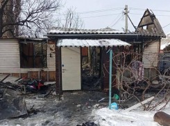 При пожаре в частном доме пострадали мужчина и двое детей в Шахтах