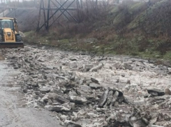 Два переулка в Шахтах оказались изолированы от города из-за прорыва водопровода