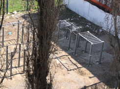 На месте  стихийной свалки в Шахтах появилась новая спортплощадка, но мусор убрать забыли 