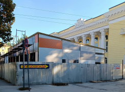 Строительство нового магазина перекрыло историческое здание в Шахтах