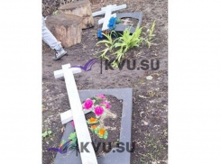 Жительница Шахт сообщила о случаях вандализма на кладбище по улице Воровского
