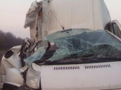 На трассе под Шахтами микроавтобус «Пежо» врезался в КАМАЗ, пострадали три человека