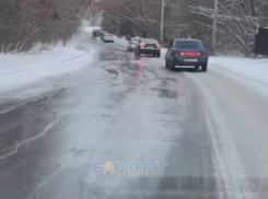 На перекрестке 2-й Милиционной и Сквозной улиц в Шахтах из-за канализации затоплена дорога